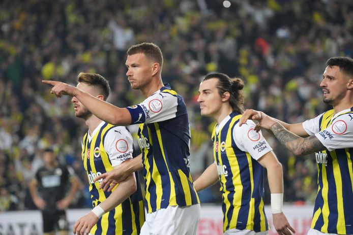 Edin Dzeko is op z'n 37ste de kapitein van Fenerbahçe.
