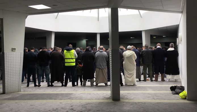 Foto ter illustratie. Gebedsdienst in moskee Assalam aan de Dunantsingel in Gouda.