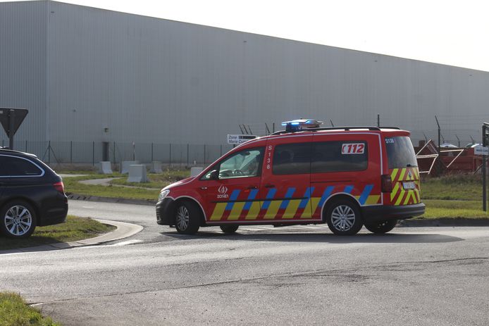 De brandweer snelt richting de getroffen bedrijfssite in de Marie Curielaan in Oostende.
