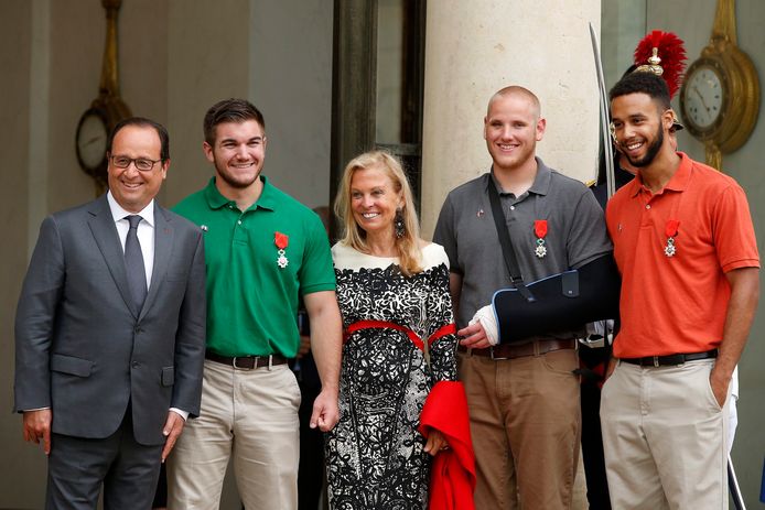 Les trois héros du Thalys: Alek Skarlatos, Spencer Stone et Anthony Sadler (avec François Hollande et l'ambassadrice américaine en France Jane Hartley)