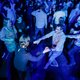 Polsbandjes moeten rokers uit concertzalen krijgen: “Rocken doe je binnen, maar roken doe je buiten”
