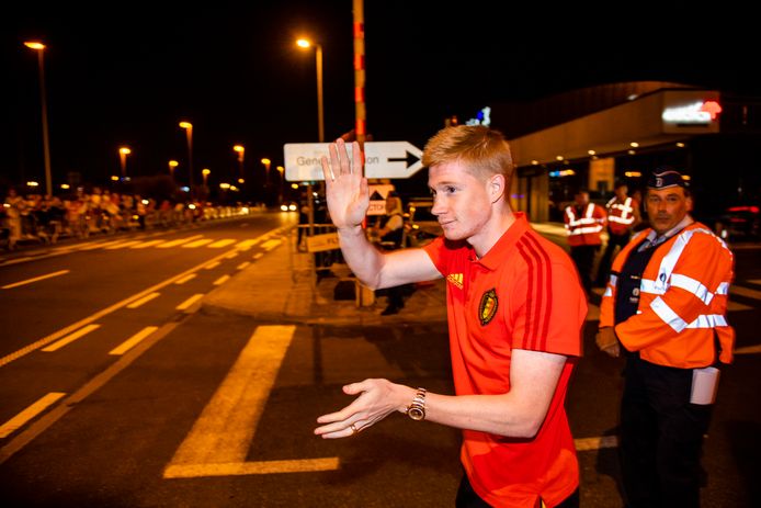Kevin De Bruyne zwaait naar de fans bij het verlaten van de luchthaven.