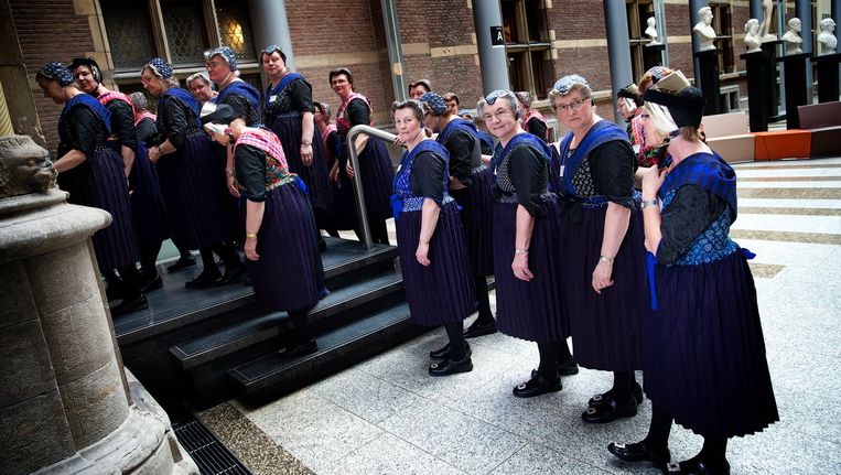 Dames uit Staphorst op bezoek bij de Tweede Kamer Beeld anp