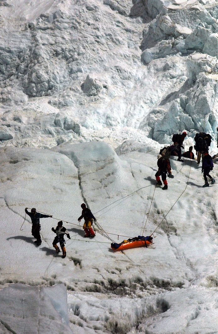 Sherpa’s verwijderen het lichaam van een slachtoffer bij ‘Khumbu Icefall’ (Archiefbeeld).