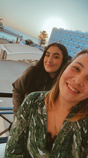 Amy (r.) met haar zusje Sophie op Rhodos.