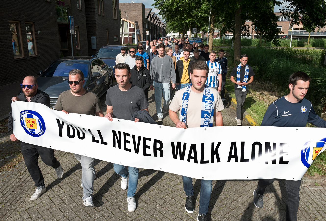 Doodzieke voetbaltrainer Patrick (50) neemt afscheid van spelers ...