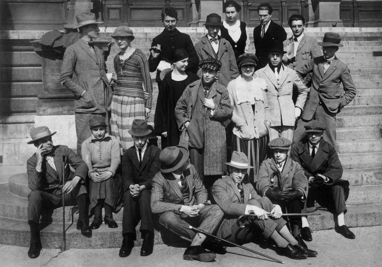 Een dadabijeenkomst in Weimar, september 1922: op de tweede rij in het midden staan Nelly (met zwarte hoofddoek) en Theo van Doesburg (met geruite pet). Beeld Apic/Getty Images