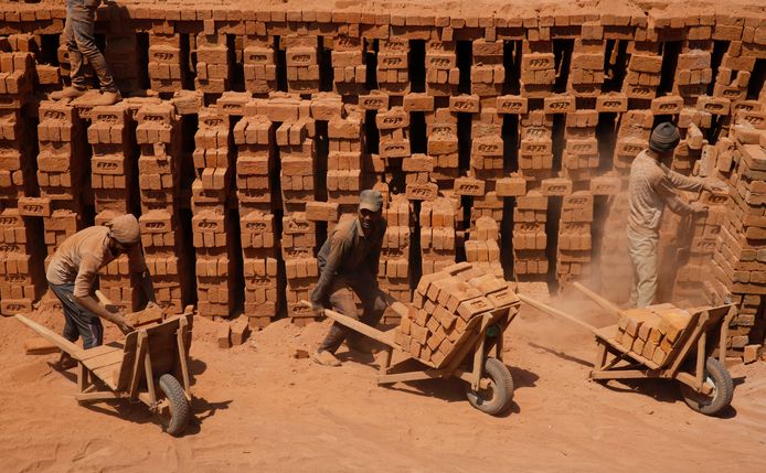 De steenbakkerijen in Zuid-Azië zijn de voornaamste bron van inkomsten. Jammer genoeg is het ook een sector waar vaak sprake is van dwang- en kinderarbeid.