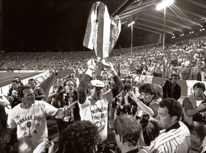 Willy van der Kerkhof (l)  en Hans van Breukelen na het winnen van de Europa Cup 1-finale tegen Benfica.