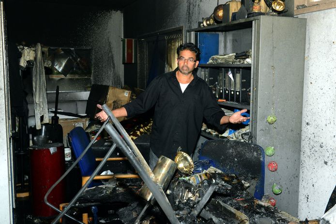 Krish Mohan, voorzitter van S.C.S. Wanica Star, tussen de geblakerde resten van het sportcomplex van de voetbal- en cricketvereniging in Den Haag Zuidwest.