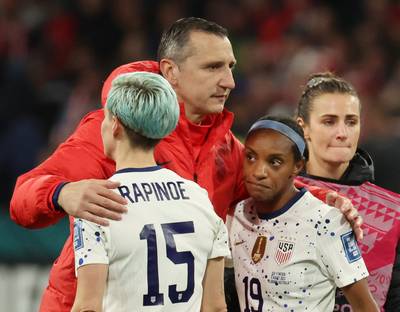 “Bondscoach van nationale vrouwenvoetbalteam VS neemt ontslag na teleurstellend WK”