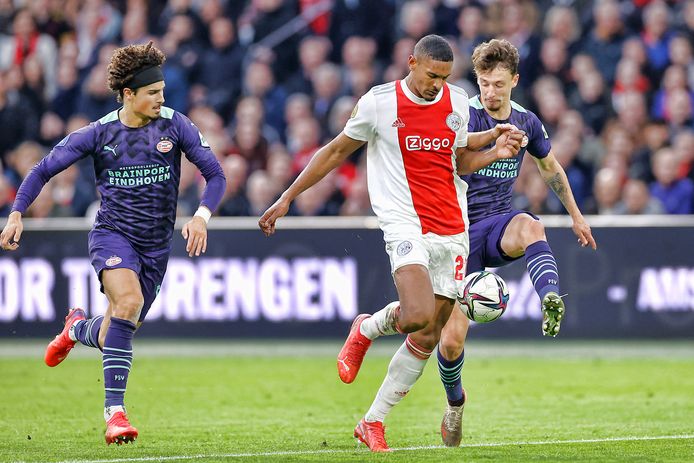 Sébastien Haller in actie tegen PSV.