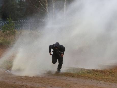 Polen treedt hard op in grensgebied Belarus: waterkanonnen en traangas tegen migranten