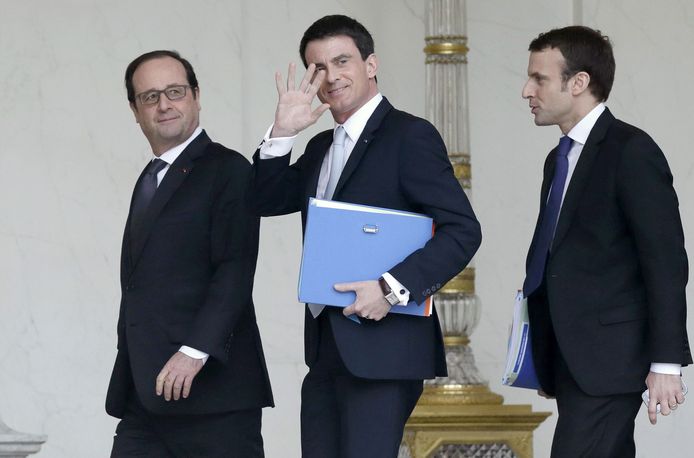 Valls in februari 2018, met links op de foto toenmalige president Hollande en rechts huidig president Macron, die toen nog minister van Economie was.