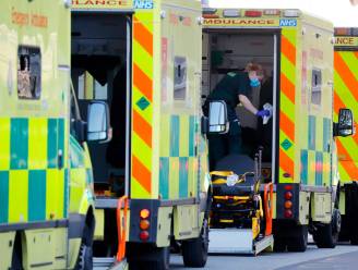Britse coronacijfers bereiken recordhoogte: “Patiënten worden behandeld in ambulances omdat ziekenhuizen toestroom niet meer aankunnen”
