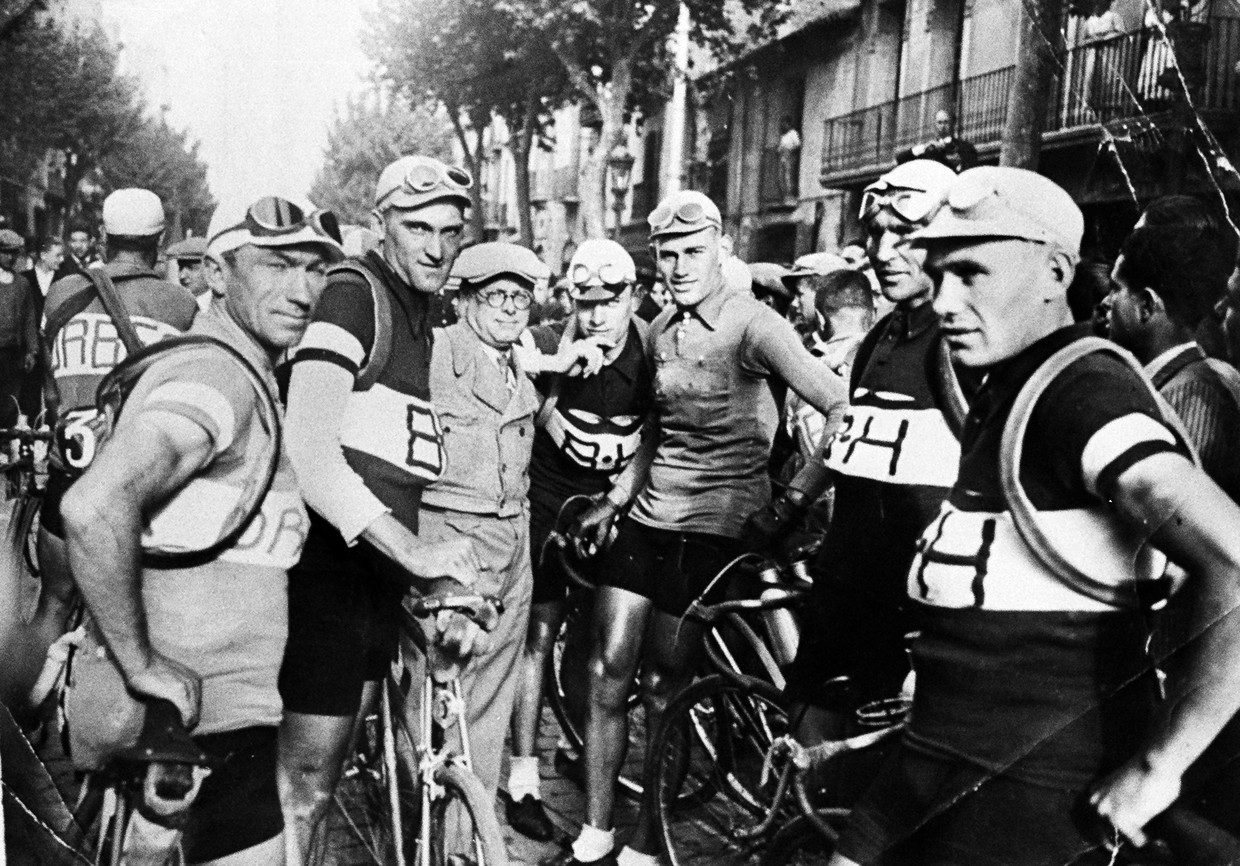 Ronde van Spanje 1935. De Nederlanders Marinus Valentijn (tweede van rechts) en Gerrit van de Ruit (vierde van rechts), met tussen hen in Vuelta-winnaar Gustaaf Deloor uit België.
