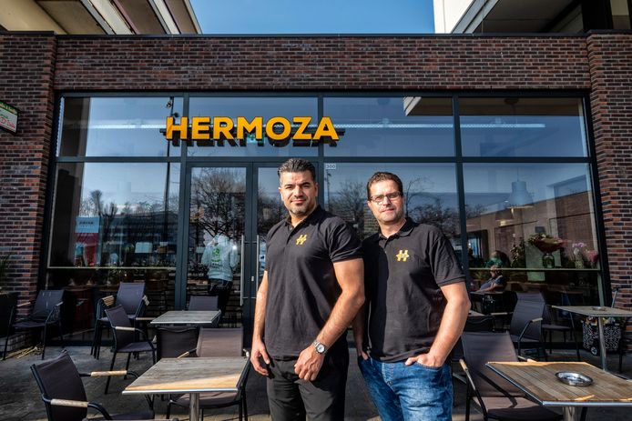 Ali Deniz (links) en Mischa Smaak van Broodje Hermoza, dat is teruggekeerd  in Winkelcentrum Presikhaaf in Arnhem.