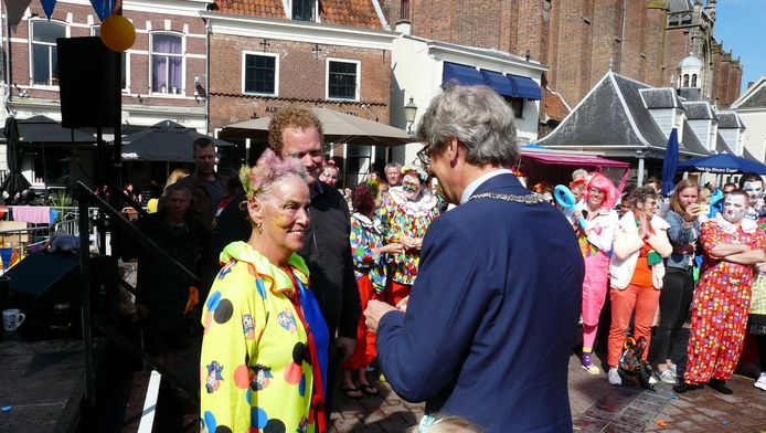 Paula de Boer ontvangt de Lenaert Nicasiusspeld uit handen van Bolsius.