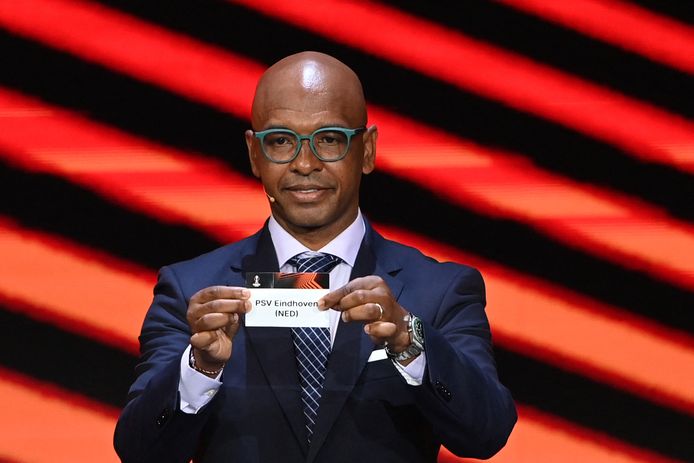 Marcos Senna trekt PSV uit de koker.