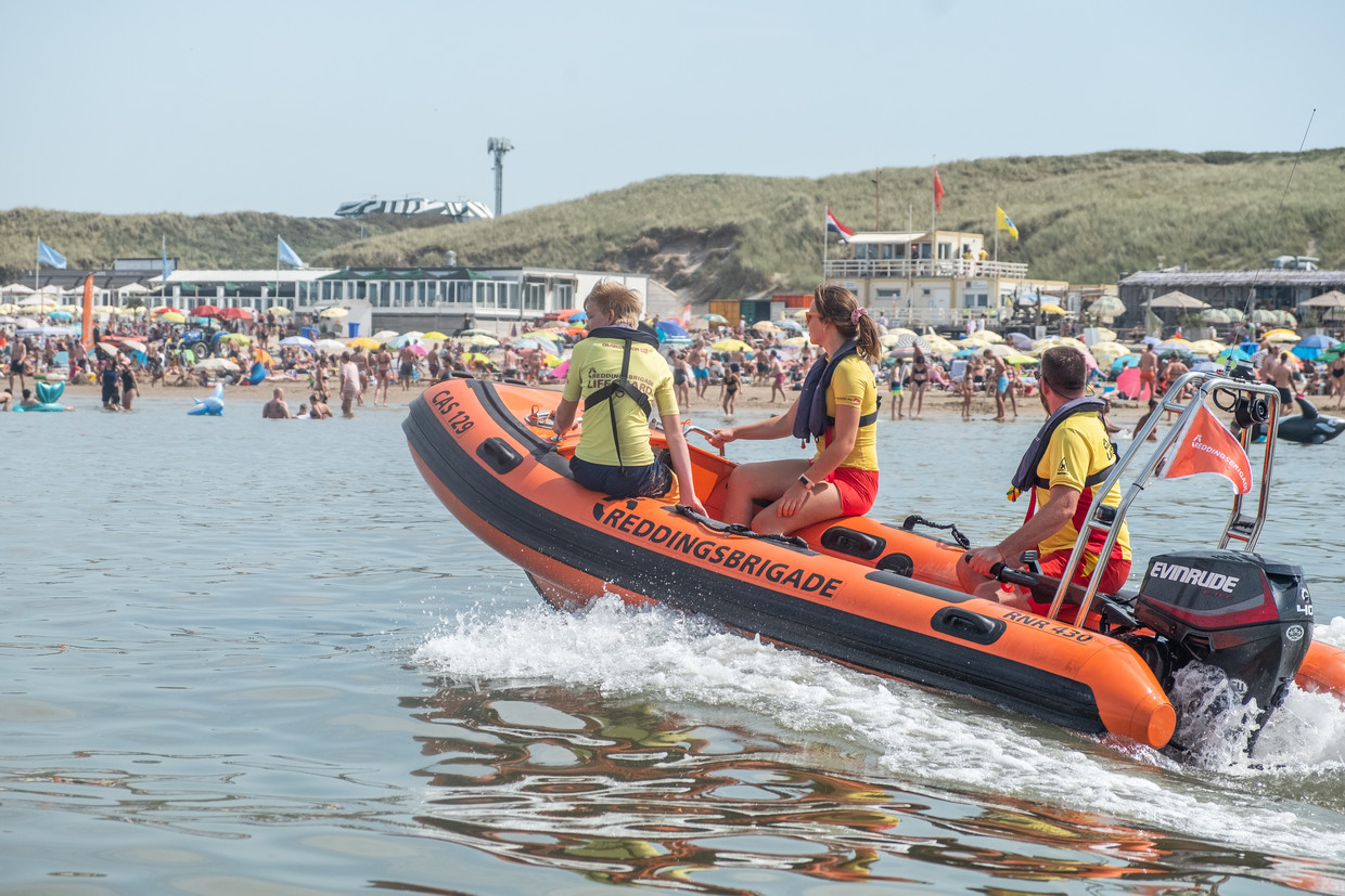 De reddingsbrigade van Castricum aan het werk tijdens een bloedhete zomerdag. 
 Beeld Joris van Gennip
