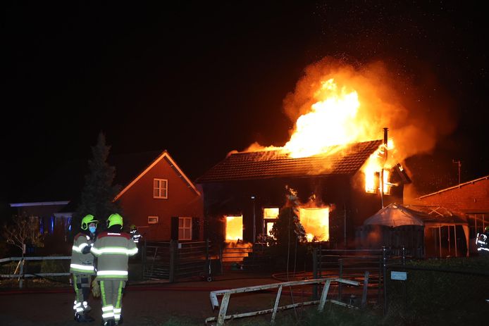 De vlammen slaan uit het dak bij een brand in een woning in Hedel (eind november 2020). De vermeende aanslagplegers komen vandaag voor de rechter.