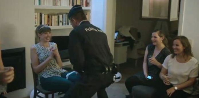 Politie-stripper uit 'Blind Getrouwd' zit in de problemen.