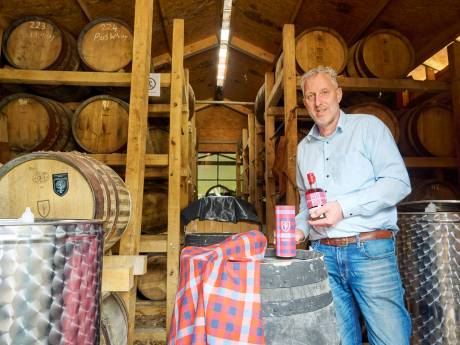 Met sterke verhalen over lachwekkende misser maakt Bus Whisky, gestookt in Loosbroek, sprong naar landelijke markt  