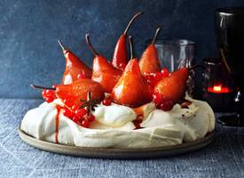 Peren pavlova met hangop & rode bessen