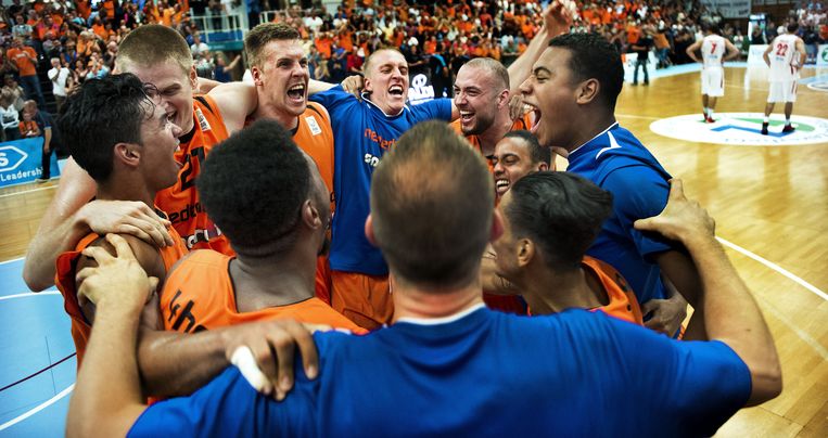 De Nederlandse basketbalploeg heeft zich voor het eerst in 25 jaar geplaatst voor het EK. Beeld Klaas Jan van der Weij