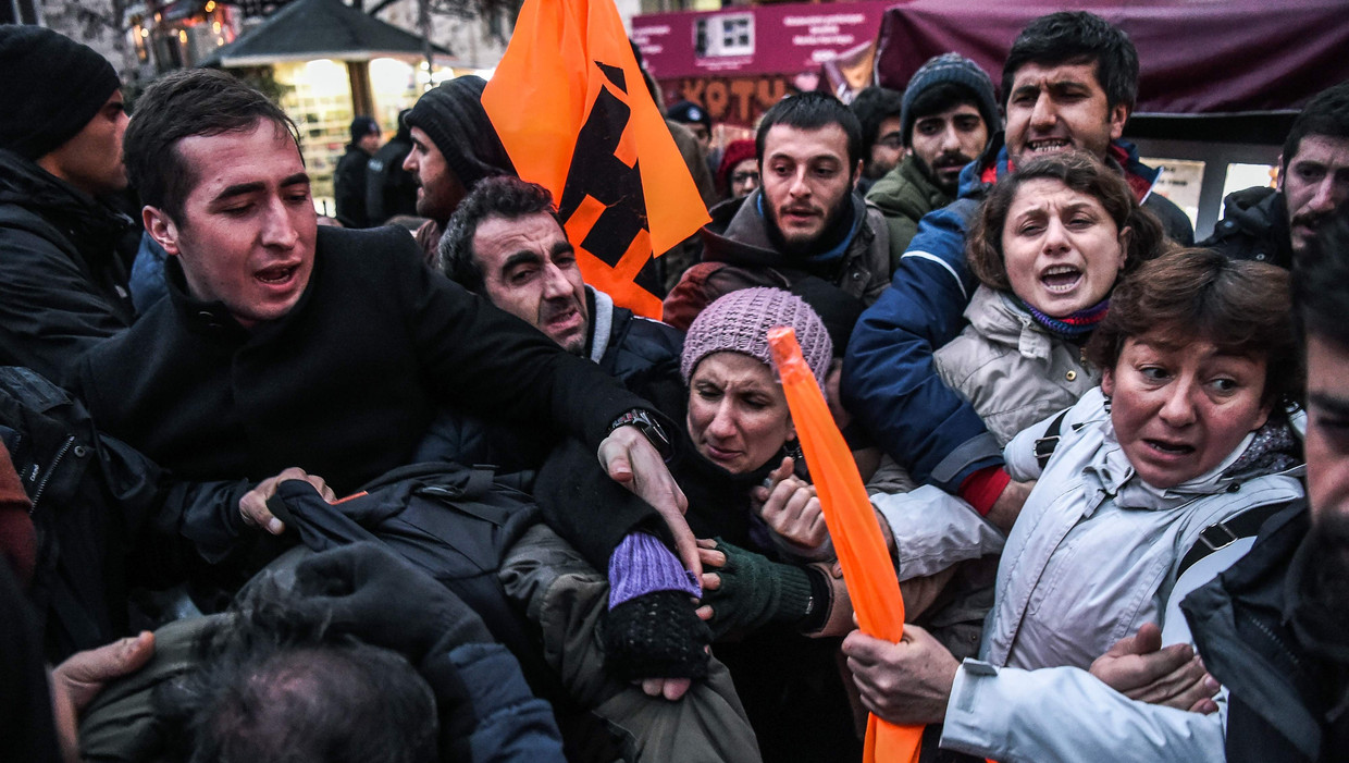 Turkse burgers raakten in Istanbul slaags met de politie, toen ze de straat opgingen uit protest tegen de moord in Syrië op twee Turkse militairen. Beeld AFP