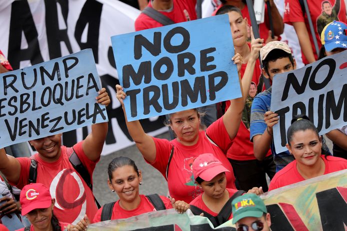 Aanhangers van de Venezolaanse president Maduro houden anti-Trumpborden omhoog tijdens een protest vorig jaar.