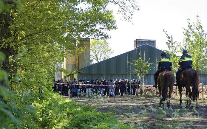 De politie houdt iedereen op afstand achter een politielint