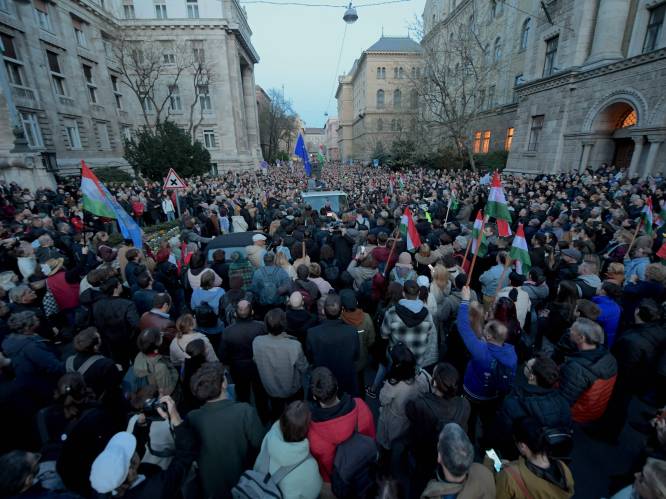 Duizenden Hongaren eisen ontslag premier Orbán na beschuldiging van corruptie