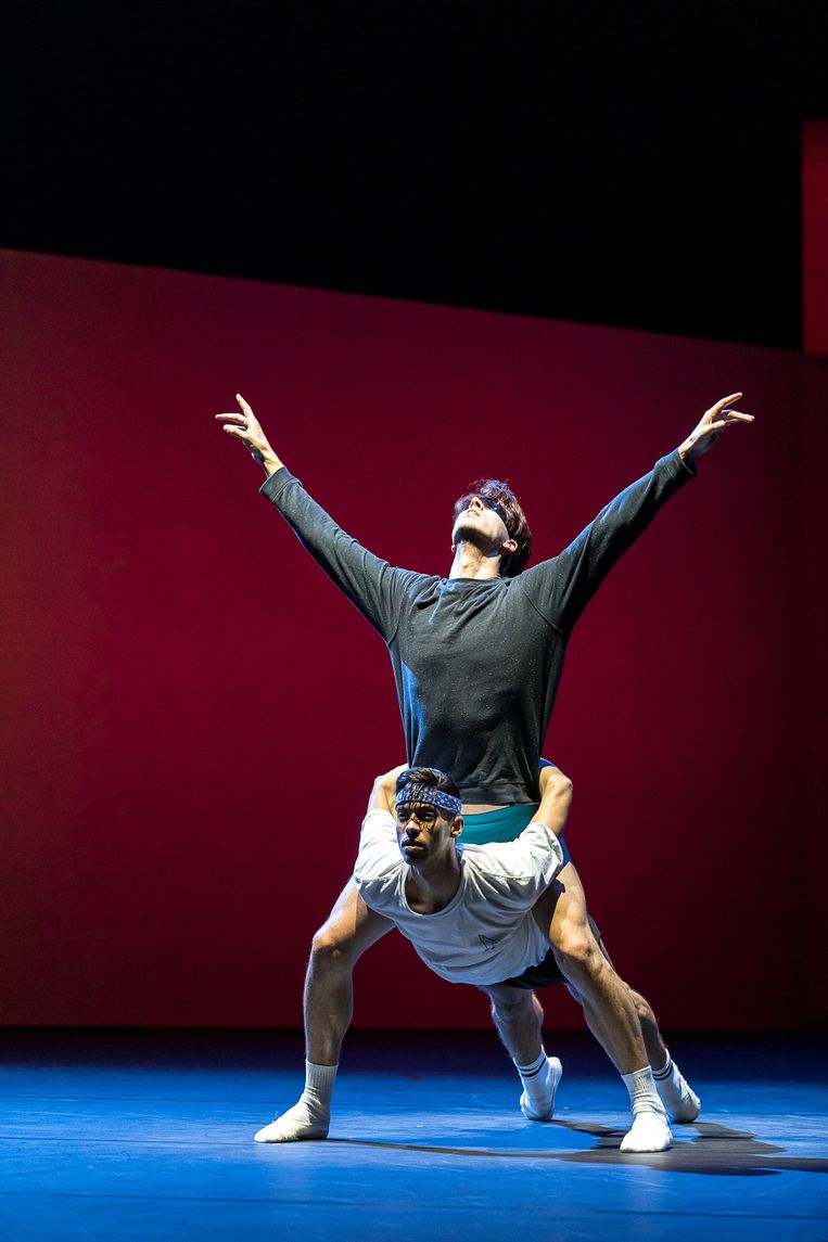 Dansers van Het Nationale Ballet tijdens repetities van Lucifer Studies in Amsterdam. Beeld Natascha Libbert