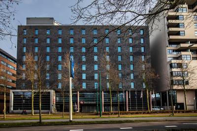 Statushouders weigeren flexwoningen, gemeente stapt naar de rechter om ze hotel uit te krijgen
