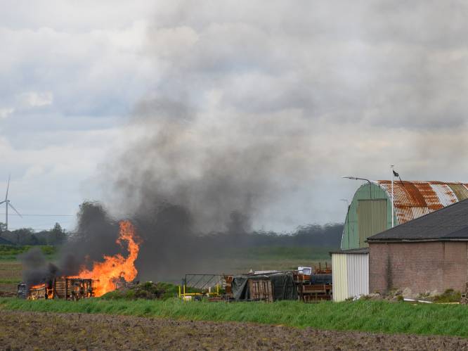 Pallets in brand bij houtopslag in Hoeven 
