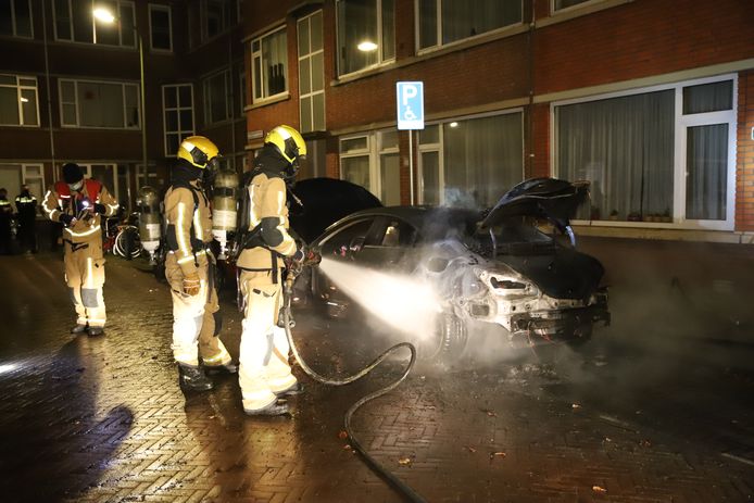 In de Baambruggestraat in Den Haag is zaterdag op zondagnacht een auto in vlammen opgegaan.