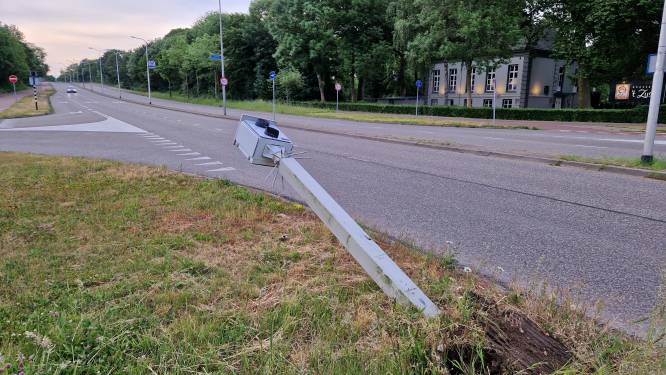 Onbekende rijdt flitspaal in Nijmegen omver