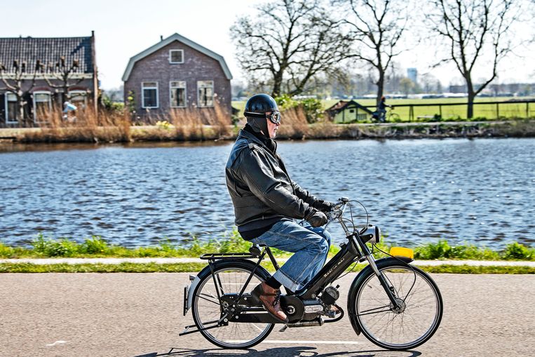 Op een prachtige lentedag vermaakt Amsterdam zich langs de Amstel, ook al omdat veel plekken in de stad beperkt toegankelijk zijn.  Beeld Guus Dubbelman / de Volkskrant