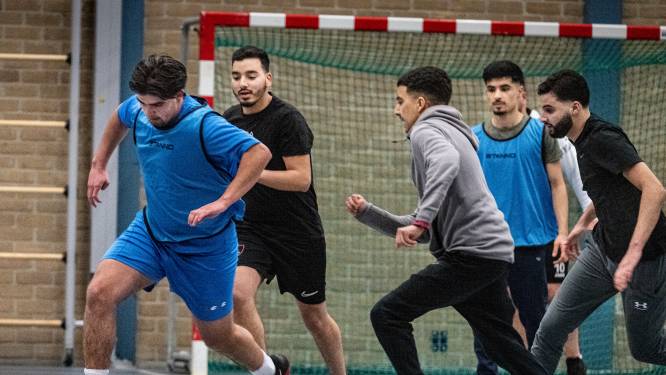 Na de iftar gaan honderden moslimjongeren 's nachts zaalvoetballen: ‘Noem het gekkenwerk’