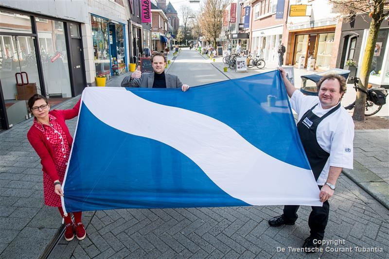 Winkeliers in de Wemenstraat willen in ieder geval meer vlaggen: Corinne Oostrom, Ben van Veen en Frans van Dijken (vlnr).