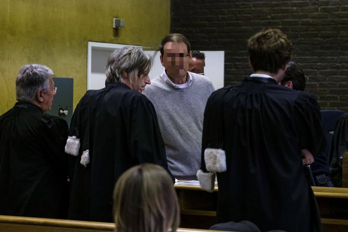 Archiefbeeld. Pieter C. met z'n advocaat Walter Van Steenbrugge in de rechtbank tijdens het proces in 2016.