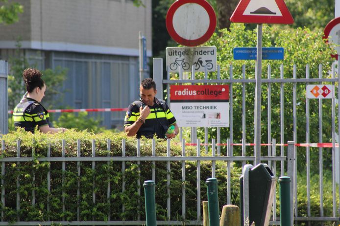 Het Radius College, vrijdagochtend 25 mei. De politie doet onderzoek bij de Bredase school naar aanleiding van een steekpartij, waarbij een 20-jarige leerling een 16-jarige meisje heeft verwond.