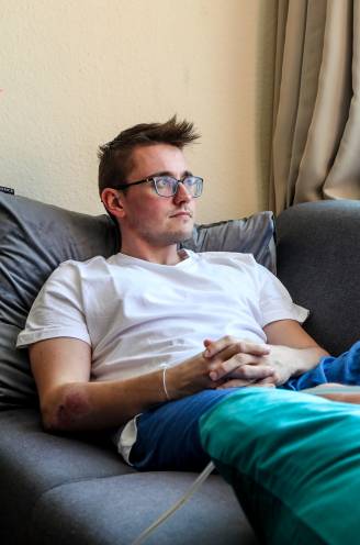 Julius Grauls (29) verbrijzelde voet op vakantie, maar kon niet geopereerd worden: “Ik kreeg doek rond mijn voet en pijnstilling, dat was het”
