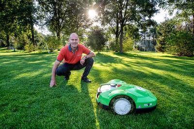 Voetbalclubs Heelsum vinden oplossing voor konijnenplaag: 24 robotmaaiers