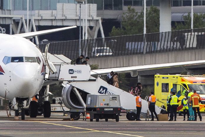 Evacués uit Afghanistan stappen uit het een na laatste vliegtuig dat in ons land aankomt. Ze komen aan op een afgeschermd vrachtplatform van luchthaven Schiphol.