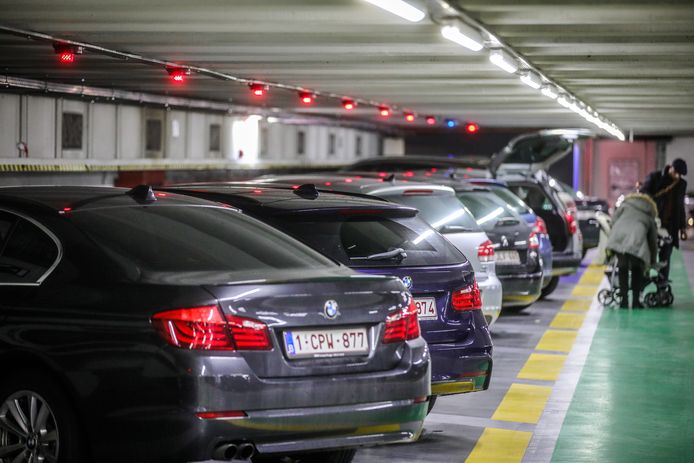 Ondergronds parkeren in Brugge, zoals hier onder 't Zand, zal steeds vaker aan een laadpunt kunnen.