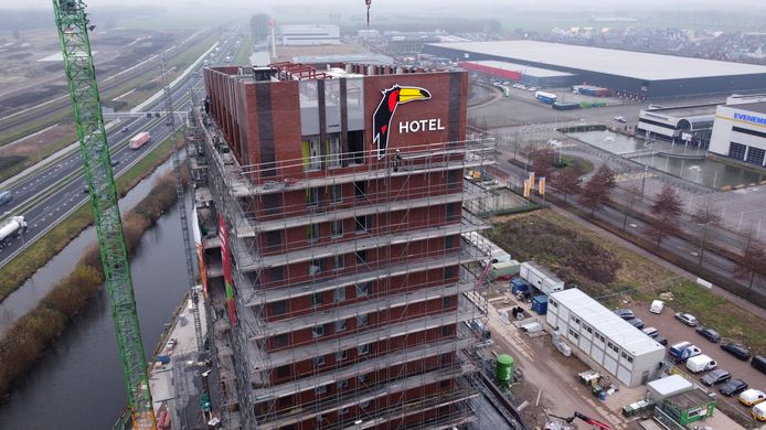 De toekan zit inmiddels tegen de gevel bij het nieuwe Van der Valk Hotel Gorinchem.