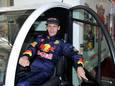 De lookalike van Max Verstappen in het wagentje van Picnic.