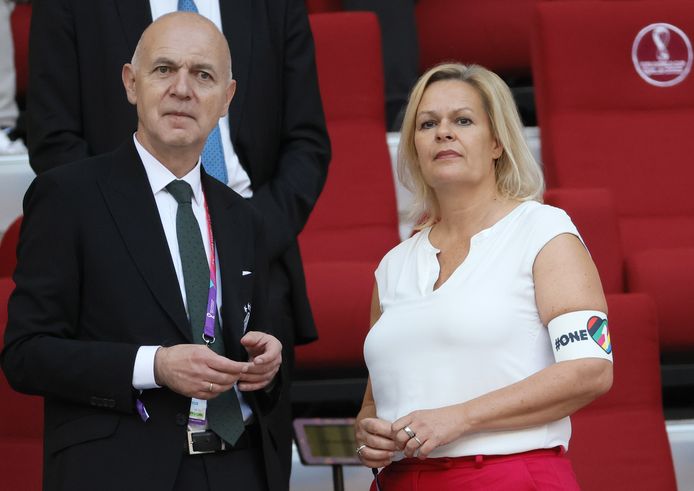 Nancy Faeser, de Duitse Minister van Binnenlandse Zaken, draagt de OneLove-armband.